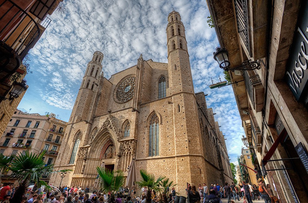 Beautiful view oth Santa Maria del Mar in Barcelona - america.excursionmaster.com