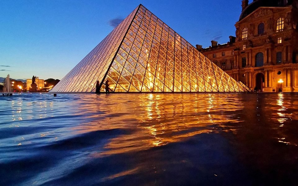 LOUVRE NIGHT