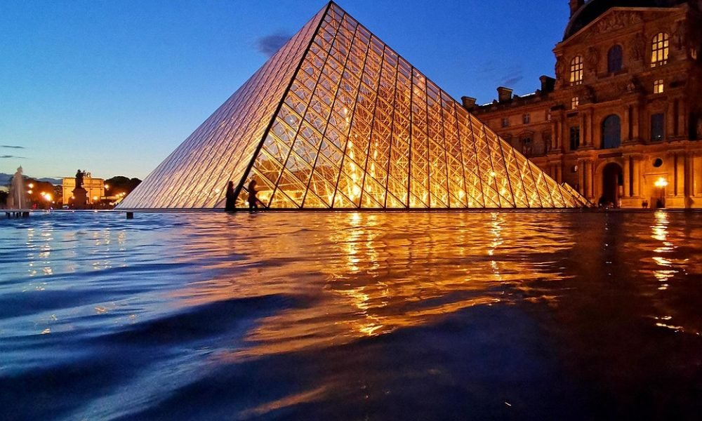 LOUVRE NIGHT